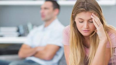 هل يجبركِ زوجكِ على الإنفاق عليه