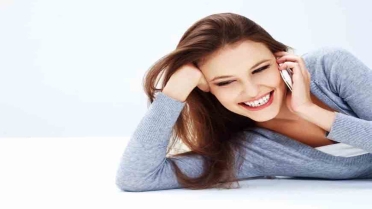 فن الإثارة عن بُعد: كيف تثيرين زوجك بالكلام