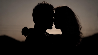لماذا تختفي القبلات الطويلة بين الأزواج وكيف تعيدوها؟